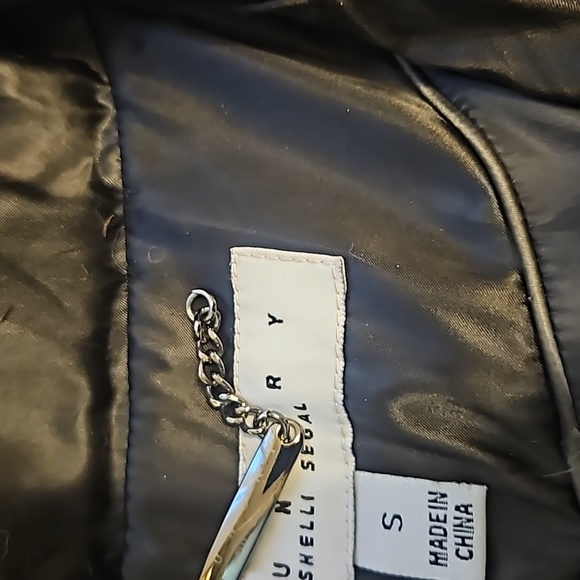 *Laundry by Shelli Segal Puffer Cloud Quilted Puffer Coat. - Picture 4 of 4